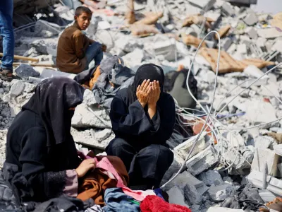 Palestinians react as they inspect the site of an Israeli strike on a house amid the ongoing conflict between Israel and Hamas, in Khan Younis in the southern Gaza Strip, June 3, 2024. REUTERS/Mohammed Salem   TPX IMAGES OF THE DAY