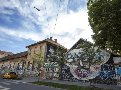 ﻿- Metelkova- Ljubljanska Grafitarska tura Ljubljana Graffiti Tour – grafiti - - 01.07.2019 - Ljubljana Street Art Festival - prvi mednarodni festival street art ulične umetnosti v Sloveniji - //FOTO: Matjaž Rušt