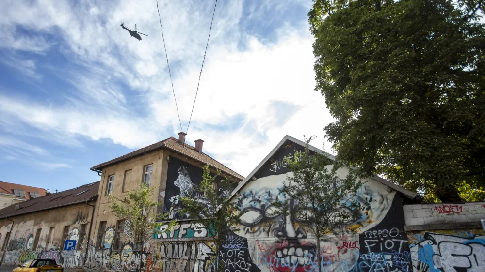 ﻿- Metelkova- Ljubljanska Grafitarska tura Ljubljana Graffiti Tour – grafiti - - 01.07.2019 - Ljubljana Street Art Festival - prvi mednarodni festival street art ulične umetnosti v Sloveniji - //FOTO: Matjaž Rušt