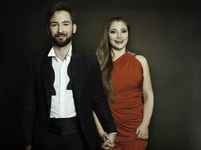 Violončelistka Maruša Turjak Bogataj in njen brat, violinist Matjaž Bogataj, bosta nocoj solista s Simfoniki RTV Slovenija v Gallusovi dvorani Cankarjevega doma.  