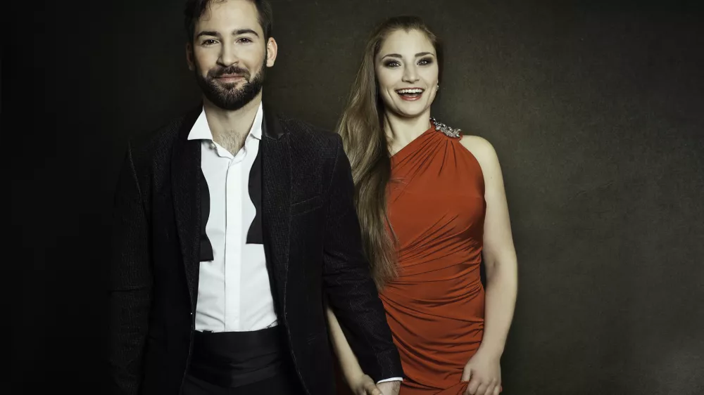 Violončelistka Maruša Turjak Bogataj in njen brat, violinist Matjaž Bogataj, bosta nocoj solista s Simfoniki RTV Slovenija v Gallusovi dvorani Cankarjevega doma.  