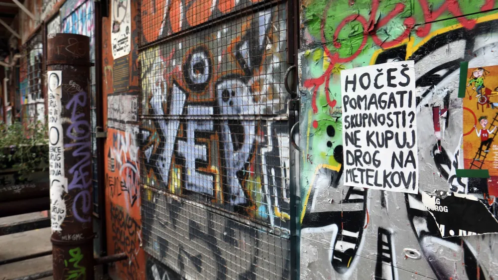 - Metelkova ulica - grafiti- 03.10.2023 - Zasvojenost s prepovedanimi drogami v Ljubljani – zbirališče odvisnikov od drog- narkomani - //FOTO: Tomaž SkaleOPOMBA – DNEVNIKOV OBJEKTIV – REPORTAŽA 2023 - 