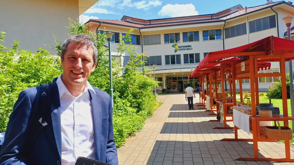 Številne gorenjske organizacije si prizadevajo za več lokalne hrane v javnih zavodih, tudi Razvojna agencija Sora in njen direktor Gašper Kleč.