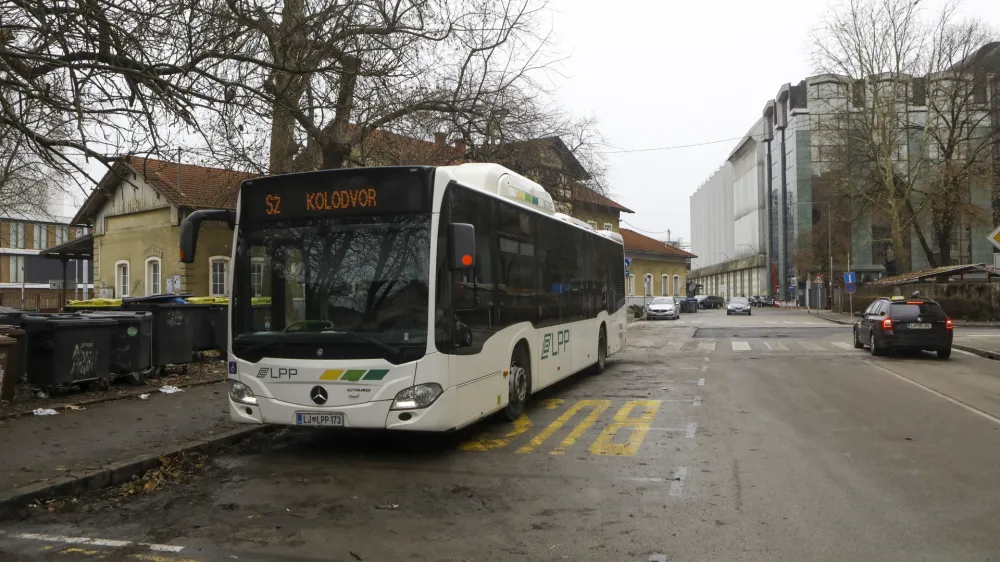 - 12.12.2023 &ndash; Slovenske železnice - začasno avtobusno postajali&scaron;če v Ljubljani &Scaron;i&scaron;ka - LPP Proga Kolodvor - &Scaron;i&scaron;ka //FOTO: Luka Cjuha