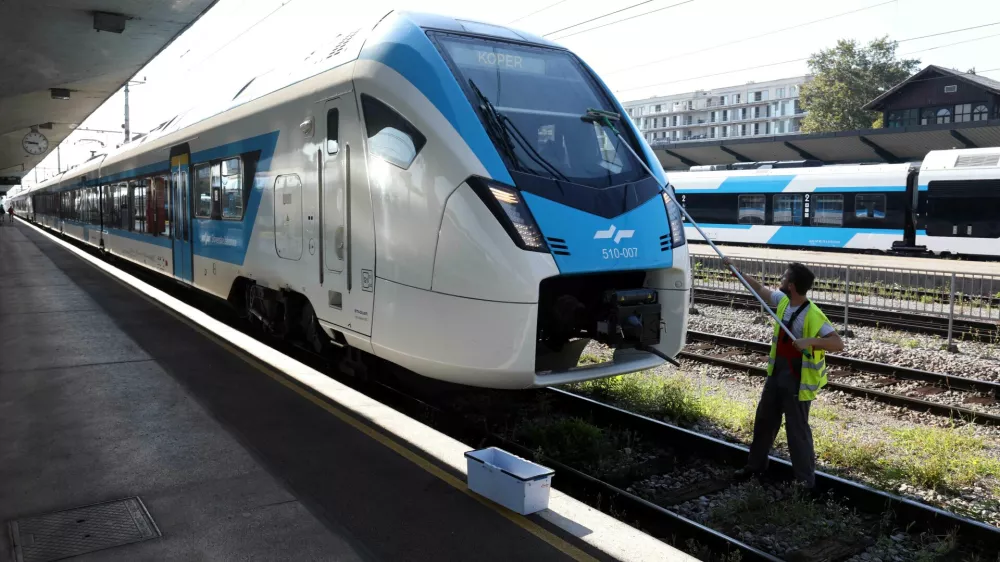 21.0. 2022¬ - Železniška postaja Ljubljana, čiščenje, vlak za KoperFoto: Tomaž Skale