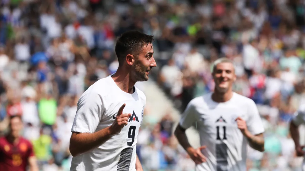 08.06.20024. - 1. gol, Šporar. - Prijateljska nogometna tekma pred Evropskim prvenstvom v Nemčiji. Slovenija- Bolgarija. Foto: Bojan Velikonja 