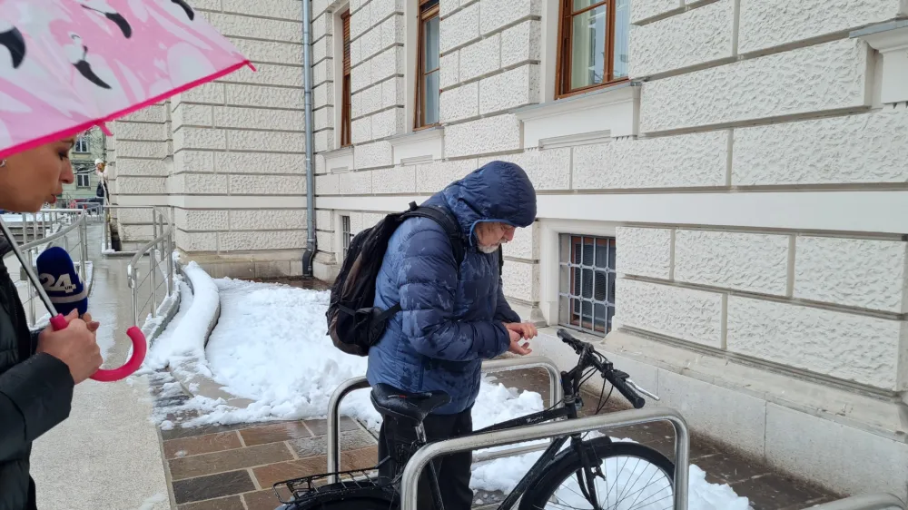 Anton Kovačič, mrtvo mamo skrival 8 let, sojenje, goljufija, skrunitev trupla