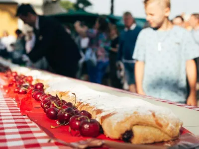 V Lovranu ne zamudite 10-metrskega češnjevega zavitka. F TZ Lovran