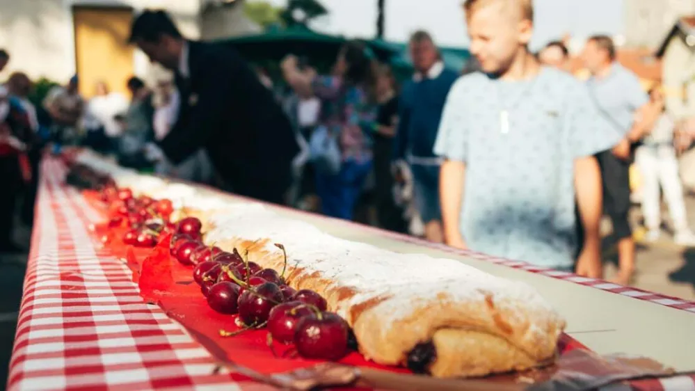 V Lovranu ne zamudite 10-metrskega češnjevega zavitka. F TZ Lovran
