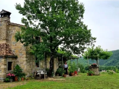 Zeliščna posest Bonistra - z gostiteljico Jano se boste podali med cvetočo in dišečo lavando. Skupaj bomo nabrali cvetove za destilacijo ter o njej spoznali pridobivanje hidrolatov in eteričnih olj. Obisk vas ne bo pustil ravnodušne. Tudi polje smilja že počasi odpira svoje popke.