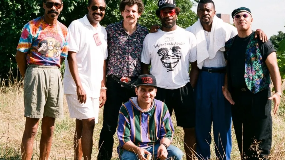 Zasedba War je skladbo Why Can't We Be Friends? izdala leta 1975. 