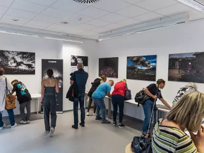 Na razstavi so prilagojene fotografije Brenta Stirtona, Sebastiãa Salgada, Muhammeda Muheisena in slovenskega fotografa Sama Vidica. 