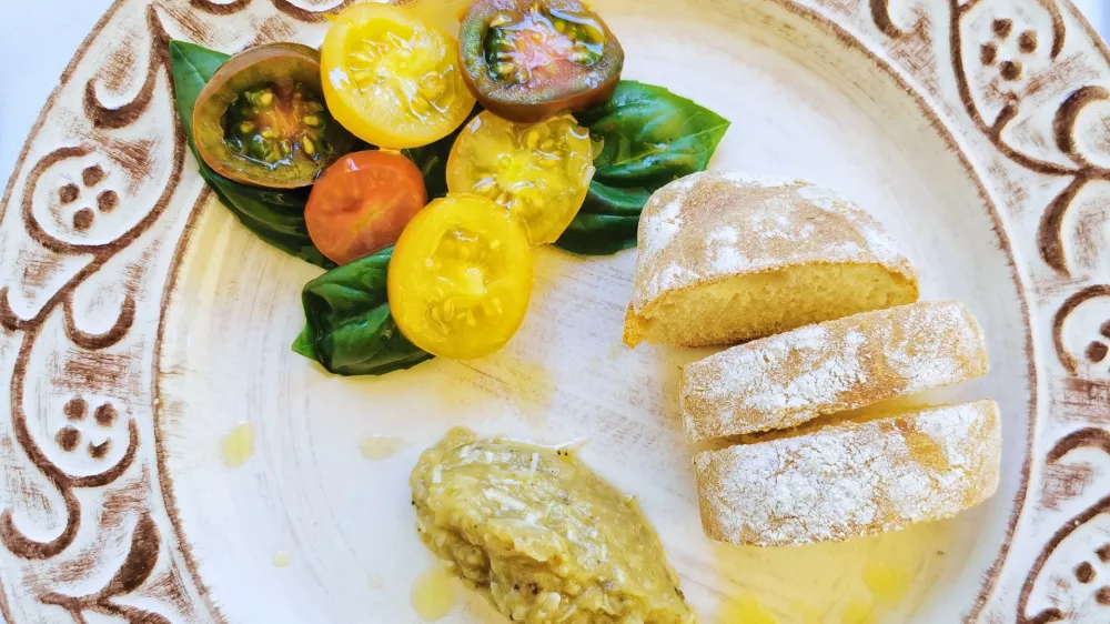 Jajčevci s paradižnikom in kruhom. / Foto: Miha First