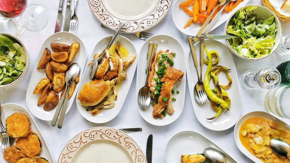 Pogled na glavne jedi s ptičje perspektive. / Foto: Miha First