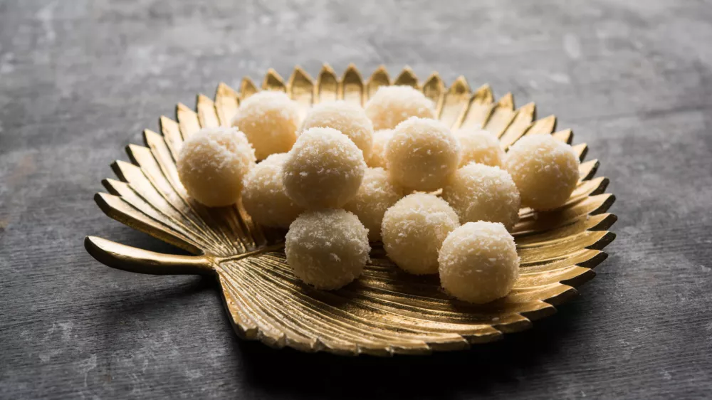 Coconut Sweet Laddoo OR Nariyal Ladduis a Popular Festival food from India. Served over moody background, selective focus / Foto: Arundhati Sathe