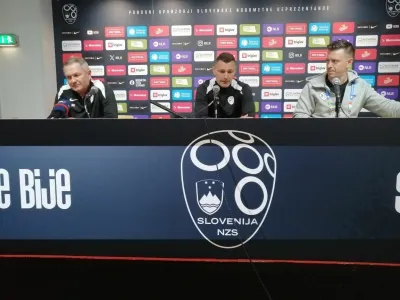 Dobre pol ure je trajalo druženje selektorja Matjaža Keka (levo), pomočnika Milivoja Novakovića (v sredini) in tiskovnega predstavnika Matjaža Krajnika z mediji. 