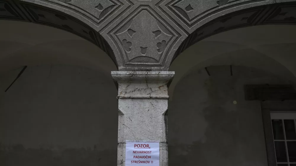 - 16.04.2024 - Poškodovana fasada, Križanke.FOTO: Nik Erik Neubauer