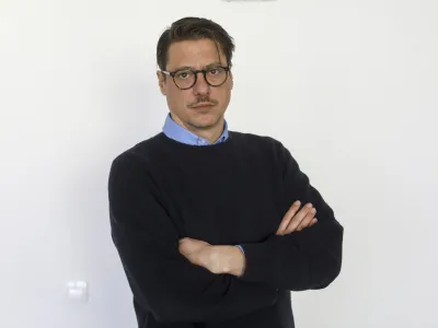 - 16.01.2024 – Miha Plementaš, novinar – urednik Dnevnik online – Dnevnik.si - Redakcija Dnevnik 2024 - portreti za komentarje in kolumne - kolumnisti - komentatorji – novinarji -  //FOTO: Luka Cjuha