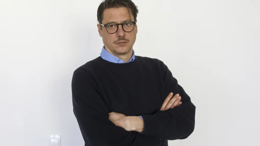 - 16.01.2024 – Miha Plementaš, novinar – urednik Dnevnik online – Dnevnik.si - Redakcija Dnevnik 2024 - portreti za komentarje in kolumne - kolumnisti - komentatorji – novinarji -  //FOTO: Luka Cjuha