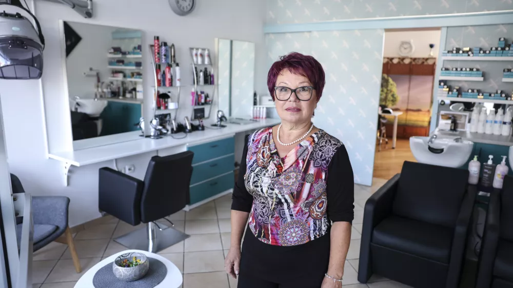 Ker je upokojena že deset let, Melita Strnad striže v salonu, ki ga je prepustila hčerki. 