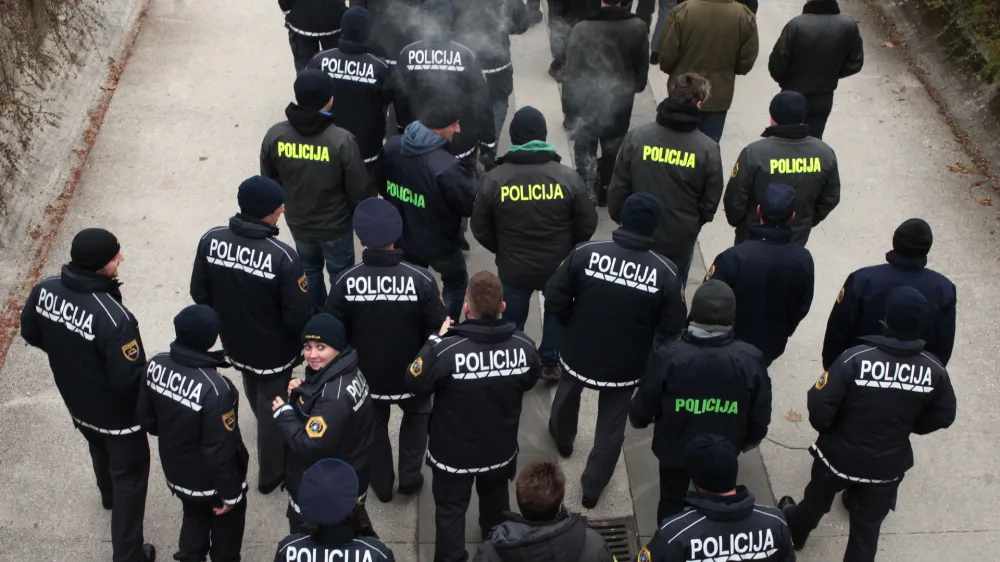 - simbolična fotografija - 10.12.2015 - Policijska stavka - Policisti, ki stavkajo že od 18.novembra so se zopet zbrali pred vlado in parlamentom na protestnem shodu, s katerim želijo javnosti in predvsem vladi pokazati, da so enotni in odločeni vztrajati pri uveljavitvi zapisanih zavez, med drugim povečanje plač za 35 odstotkov in izplačilo presežnih ur, hkrati pa opozorili na neurejen status in neustrezno opremo - protestni shod - ///FOTO: Luka Cjuha