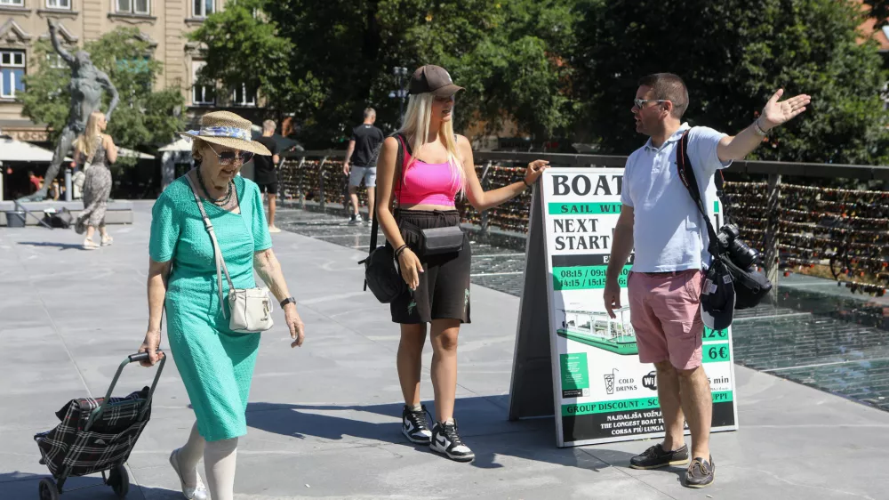Študenti in dijaki iščejo dela, ki so povezana z njihovo smerjo šolanja, prinašajo ustrezne kompetence in vodijo do rednih zaposlitev. Pomembna sta jim tudi ugled delodajalca in dobro plačilo, pravijo poznavalci. Fotografija je simbolična.