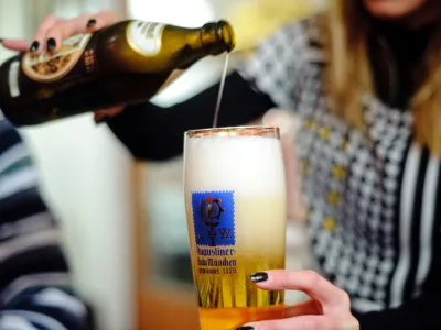 - ilustrativna fotografijapivo, alkohol, alkoholne pijace, kozarec, tocenje- Klub Daktari - gostinstinski lokal - kavarna, Krekov trg//FOTO: Tomaž Zajelšnik