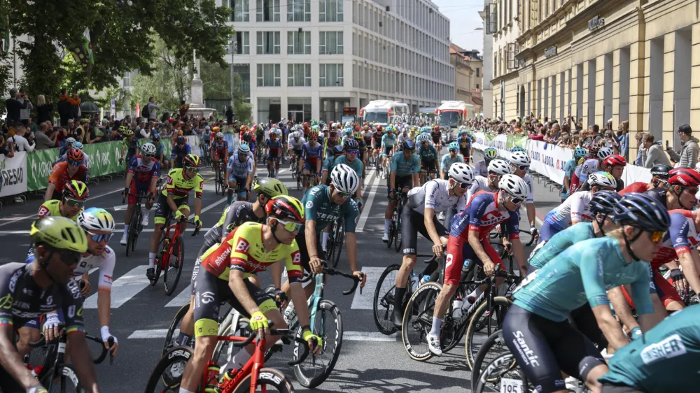 Tretjo etapo na dirki po Sloveniji so kolesarji začeli v Ljubljani na Kongresnem trgu.&nbsp;