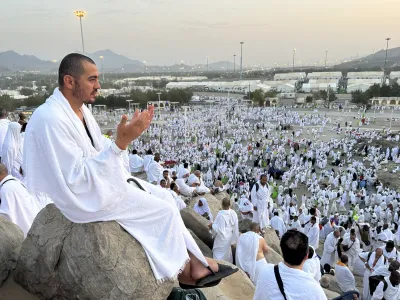 15 June 2024, Saudi Arabia, Arafat: Muslim pilgrims pray at dawn on Saudi Arabia's Mount Arafat, also known as Jabal al-Rahma or Mount of Mercy, during the climax of the Hajj pilgrimage. Photo: Medhat Hajaj/APA Images via ZUMA Press Wire/dpa