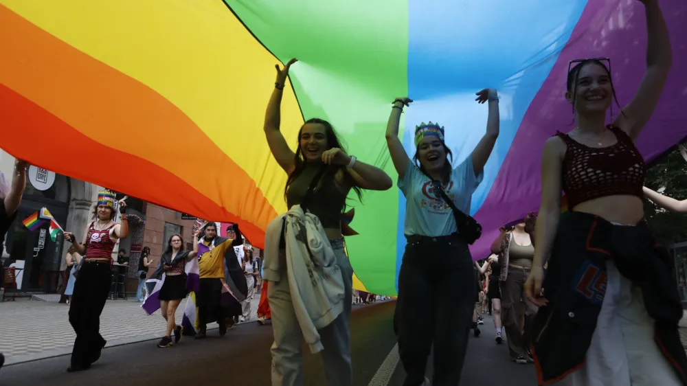 Sobotno dogajanje se je odvijalo v Parku zvezda in na Kongresnem trgu, kjer so se predstavljale različne nevladne organizacije, ki se ukvarjajo s pravicami LGBT skupnosti. Popoldne se je&nbsp;dogajanje premaknilo na Metelkovo, od koder je krenila povorka.