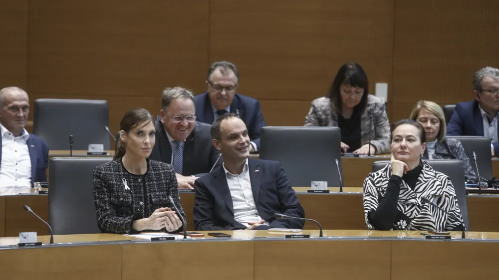 Eva Irgel in Anže Logar SDS07.12.2023 - izredna seja DZ, na kateri bodo obravnavali novelo zakona o evidencah na področju dela in socialne varnosti, odločali bodo tudi o imenovanju Jožeta Novaka za ministra za naravne vire in prostor ter Franca Propsa za ministra za javno upravo; FOTO: Luka Cjuha