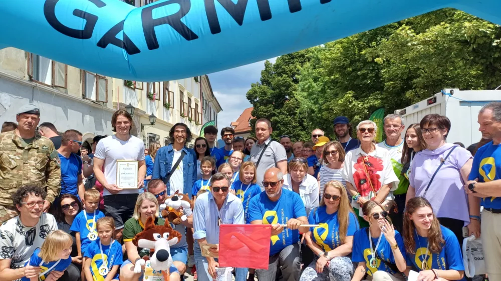 Škofjeloški Mestni trg so v soboto zavzeli otroci z rakom in njihovi podporniki v okviru Inštituta Zlata pentljica.