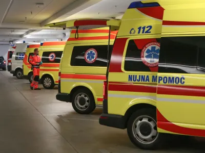 ﻿simbolična fotografija - nujna medicinska pomoč - reševalno vozilo - rešilec- 25.09.2018 - Kirurška klinika UKC Ljubljana - Urgentni kirurški blok - urgenca - reanimacijski prostor – ogled simulacije na mestu dejanskega sprejema politravmnatiziranega poškodovanca //FOTO: Luka Cjuha.