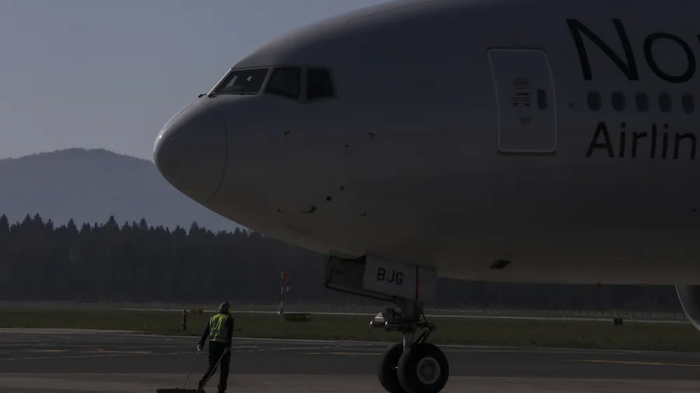 - letalo Boeing 777-300 ruske letalske družbe Nordwind Airlines na brni&scaron;kem letali&scaron;ču s katerim je prispela po&scaron;iljka za&scaron;čitne medicinske opreme iz Kitajske. - 16.04.2020 &ndash; Letali&scaron;če Brnik - Aerodrom Ljubljana &ndash; Epidemija Koronavirus COVID-19 v Sloveniji - //FOTO: Jaka Gasar