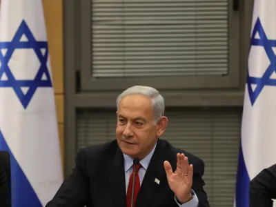 Izraelski premier Benjamin Netanjahu je razpustil vojni kabinet. 