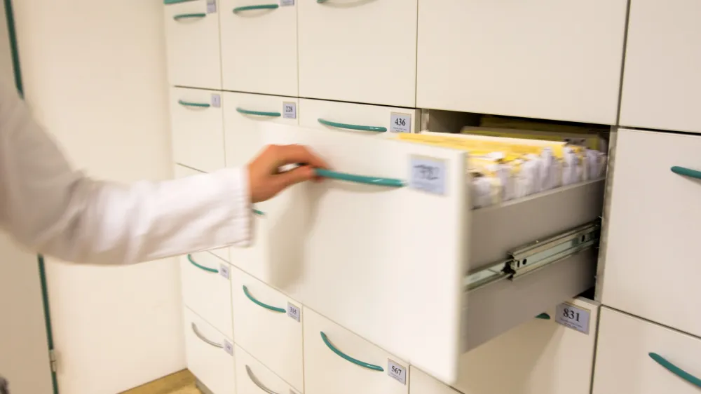 - 21.11.2017, Ljubljana - zdravstvo, ambulanta, zdravnik, cepljenje, ordinacija, kartoteke, predalnikFoto: Matjaž Ru&scaron;t