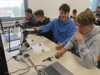 Dijaki Gimnazije Novo mesto so se na dan odprtja inkubatorja seznanjali z delovanjem in programiranjem robotske roke. F Dragana Stanković