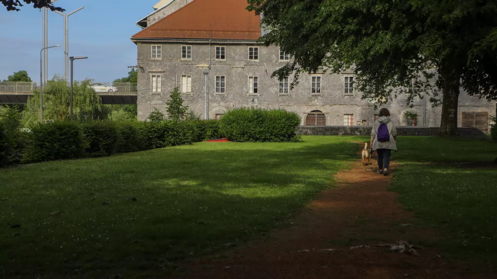 Dela naj bi bila predvidoma zaključena prihodnje leto, ko bo svoje prostore tam dobil osrednji mladinski center v Ljubljani. 