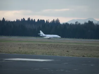 ﻿vladno letalo Falcon 2000 EX- 11.12.2013 - Letališče Jožeta Pučnika Brnik - vrnitev vladnega letala Falcon po odpravljeni okvari v Moskvi kjer so se mudili delagacija z premierko Bratuškovo in obrambnim ministrom Jakičem - pri pripravi letala so zaznali težave na desnem motorju - vzrok za nastalo situacijo so bile nizke temperature na ruskem letališču..  //FOTO: Luka Cjuha