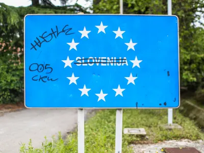 ﻿Tabla Slovenija - Evropa, oznaka države in EU na vstopu pred mejnim prehodom, prečrtan napis Slovenija, Nacionalizem, italijanski fašizem- Muzej tihotapstva - razstava Na šverc! Tihotapstvo na Goriškem po drugi svetovni vojni - 22.05.2019 – Nekdanji maloobmejni prehod Pristava v občini Nova Gorica – Projekt Muzej na meji - tihotapstvo oziroma švercanje v času socialistične Jugoslavije na slovensko-italijanski meji.OPOMBA: ZA OBJAVO V OBJEKTIVU!! //FOTO: Bojan Velikonja