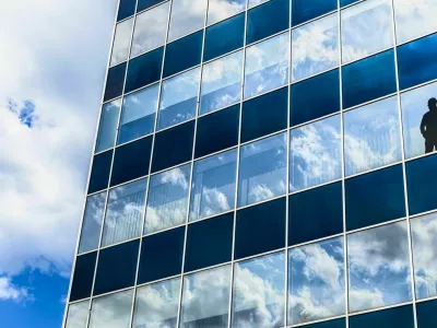 Ob mednarodnem dnevu žvižgačev, ki bo v nedeljo 23. junija raziskujemo, kdo so prijavitelji, ki prijavijo ali razkrijejo informacije o nepravilnih ravnanjih kot so na primer korupcija, goljufije, strokovne napake in malomarnost v delovnem okolju. Od lanskega leta jih ščiti tudi Zakon o zaščiti prijaviteljev (t.i.žvižgačev).