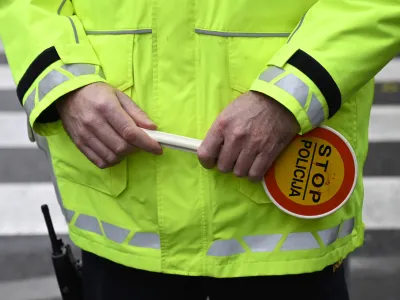 - preizkus alkoholiziranosti - alkotest, alkohol v prometu, policija, policijski lopar stop  - 06.12.2022 - policisti Postaje prometne policije Ljubljana vršili postopke preizkusov alkoholiziranosti voznikov v prometu na Kotnikovi ulici pred poslopjem Agencije za varnost prometa - //FOTO: Nik Erik Neubauer