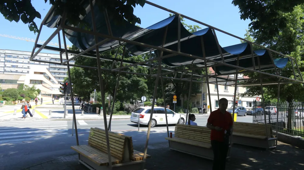 Čakalnica je postavljena kot začasni projekt do decembra. Takrat se bo UKC Ljubljana kot lastnik prostora moral opredeliti, ali čakalnica ostaja na trenutni lokaciji ali jo bodo prestavili drugam.&nbsp;