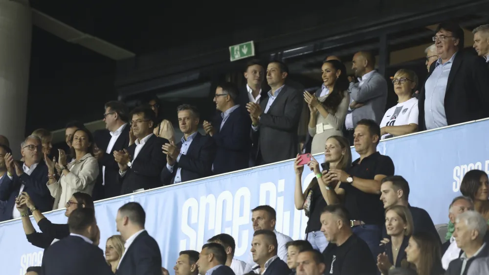 Na četrtkovi veliki tekmi med Slovenijo in Srbijo bodo pesti za na&scaron;o reprezentanco stiskali tudi najvi&scaron;ji predstavniki slovenske politike. Fotografija je z dobrodelne&nbsp;nogometne tekme&nbsp;za pomoč prizadetim v lanskih poplavah.