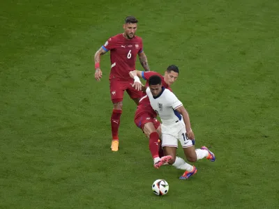 Srbija (v rdečem) je kljub porazu proti Angliji pustila dober vtis, zdaj si želi zmage proti Sloveniji. 