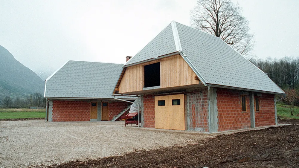 »Od pristojnega ministrstva in upravnih enot pričakujemo takojšen dogovor o izvajanju postopkov izdajanja gradbenih dovoljenj, da se prepreči potencialno visoka gospodarska škoda,« je poudaril direktor podjetja Jelovica hiše Matjaž Grm. Fotografija je simbolična. 