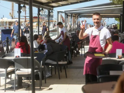 - 29.04.2024. Natakarja v kavarni in slaščičarni v Izoli._strežba, gostinstvo, turizem, pomanjkanje turističnih delavcev.- Predlog za prvomajsko čestitko. //FOTO: Bojan Velikonja