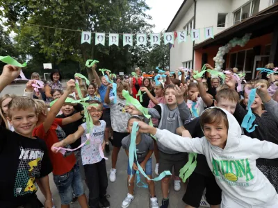 Osnovnošolci se danes za dobra dva meseca poslavljajo od šolskih klopi: tudi učenci OŠ Komenda Moste, ki so se takole veselili ob začetku šolskega leta. 