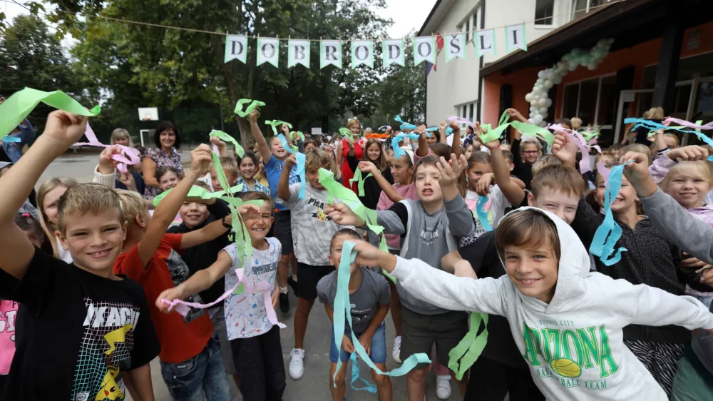 Osnovnošolci se danes za dobra dva meseca poslavljajo od šolskih klopi: tudi učenci OŠ Komenda Moste, ki so se takole veselili ob začetku šolskega leta. 