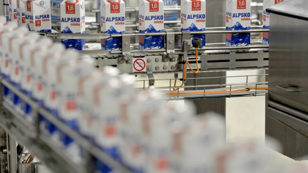 - ilustrativna fotografija mleko, alpsko mleko, embalaža, tetrapak, proizvodnja, tekoči trak - Ljubljanske mlekarne, mlekarska industrija, d.d. Tolstojeva 63, proizvodnja - ogled prenovljenega obrata   //FOTO: Tomaž Zajel&scaron;nik